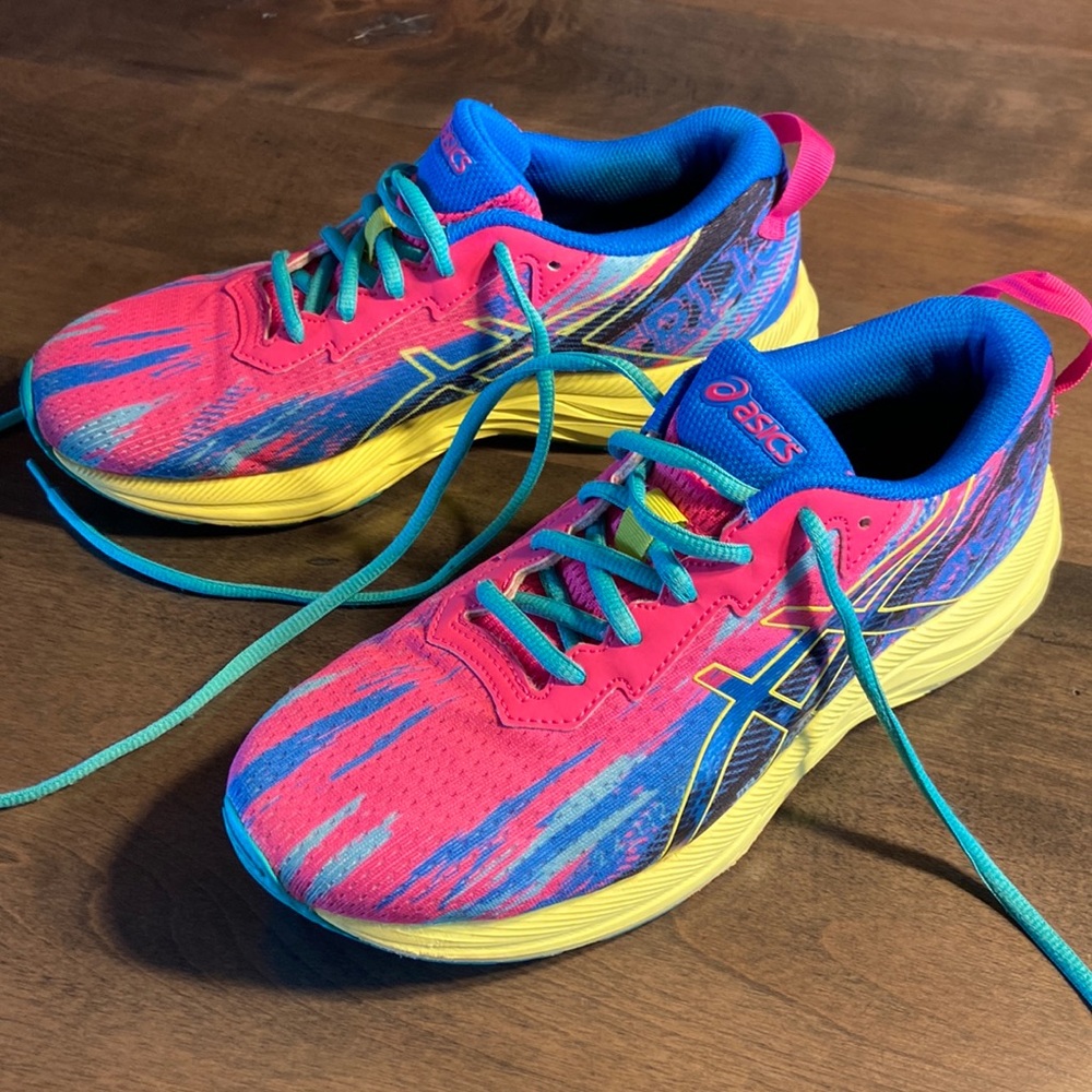 Like new pair of girls gel Noosa Tri-13 sneakers